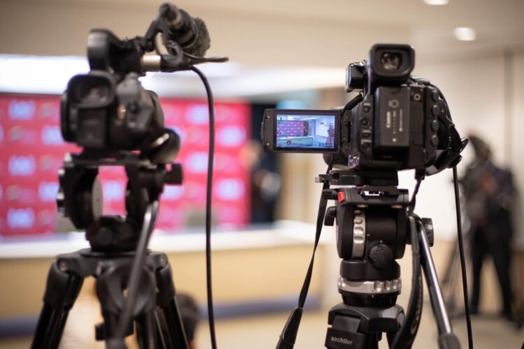 Fotografía de archivo en la que se observan cámaras de video antes de comenzar una rueda de prensa en Caracas (Venezuela). EFE/ Rayner Peña