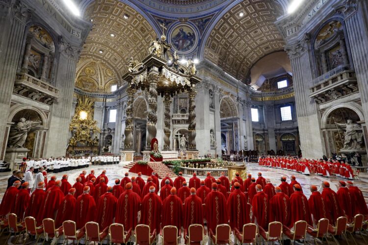 Cardenales asisten a la Misa de V Novemdiale en memoria del difunto Papa Francisco en la Basílica de San Pedro, Ciudad del Vaticano, 30 de abril de 2025. 
EFE/EPA/FABIO FRUSTACI