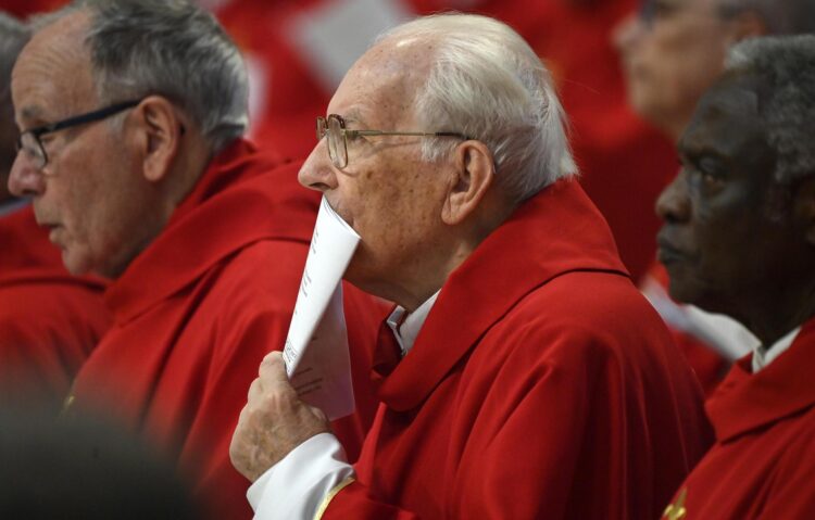 El cardenal Giovanni Battista Re (C): su deber primero es encabezar el Colegio Cardenalicio y, por eso, es un referente entre los participantes del cónclave. (Papa, Cardenal) EFE/EPA/RICCARDO ANTIMIANI
