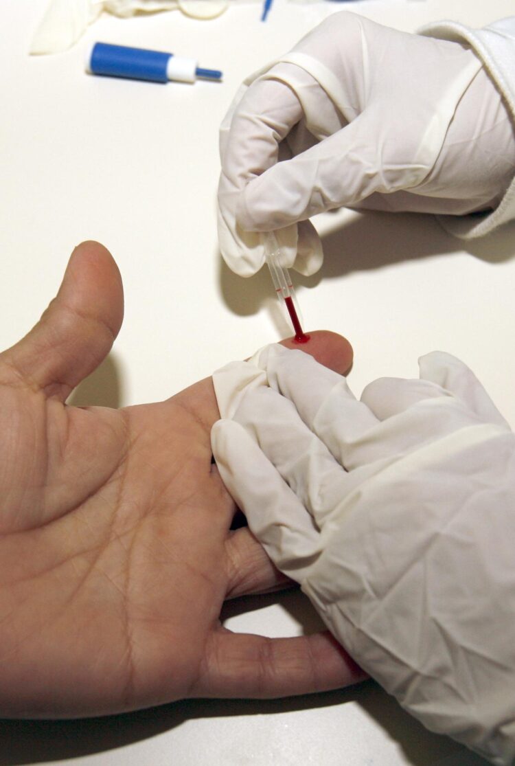 En la imagen de archivo, toma de una muestra de sangre para la realización de un análisis de colesterol. EFE/Gustavo Cuevas