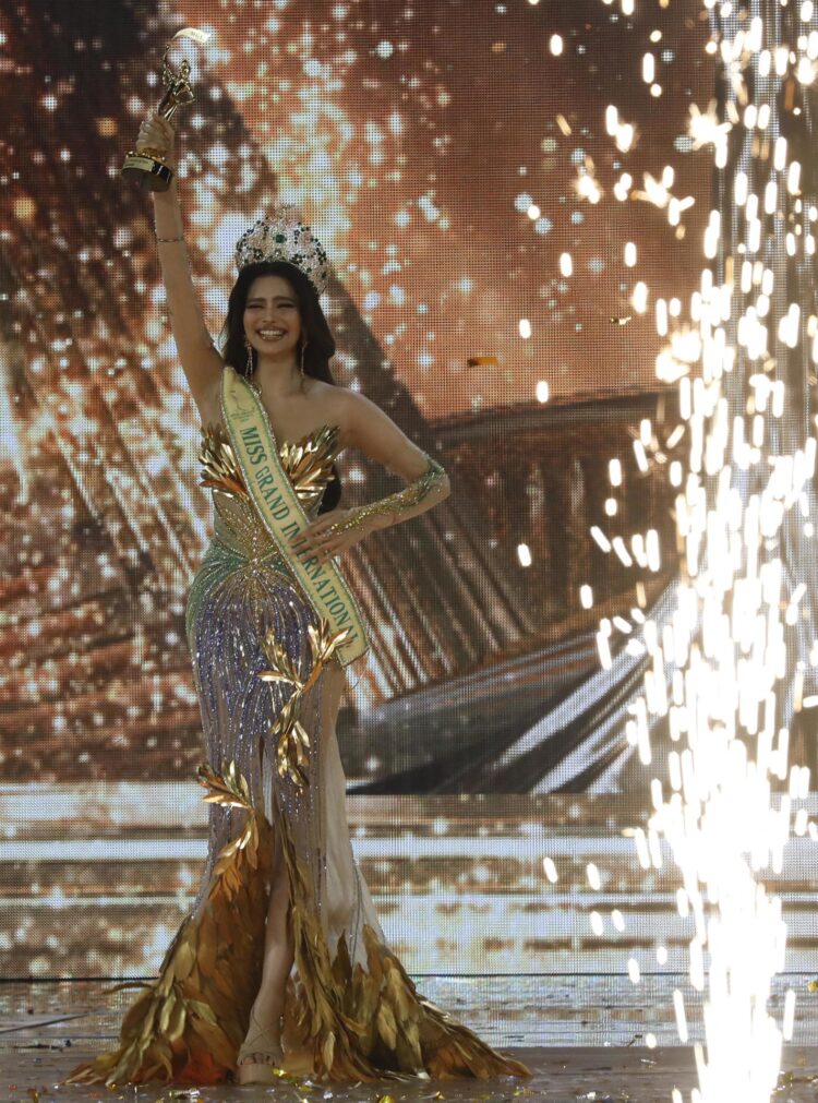 Fotografía de archivo, tomada el 25/10/2024, que muestra a la model india Rachel Gupta tras ser coronada como Miss Grand Internacional 2024 en Bangkok. EFE/EPA/NARONG SANGNAK