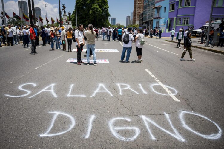 Varias personas participan en una manifestación en conmemoración del Día Internacional de los Trabajadores este 1 de mayo de 2025, en Caracas (Venezuela). EFE/ Miguel Gutiérrez