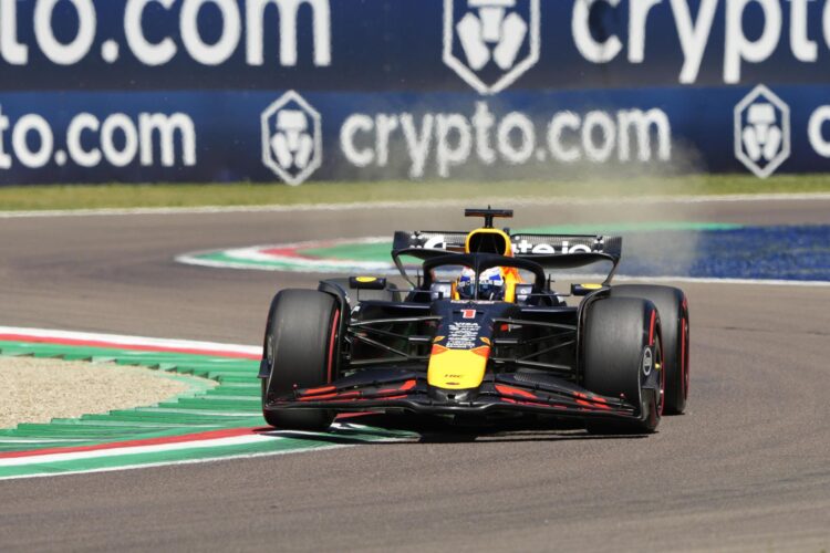 El piloto de Red Bull Racing, Max Verstappen, en acción en una imagen de archivo durante la primera sesión de entrenamientos libres para el Gran Premio de Fórmula 1 de Emilia-Romaña en el circuito Autodromo Enzo e Dino Ferrari en Imola, Italia. EFE/EPA/DANILO DI GIOVANNI