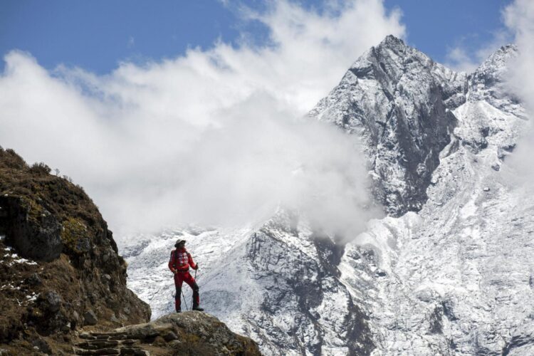 El montañero Szilard Suhajda admira las vistas durante su ruta al campamento base de Namche Bazaar, en Nepal, el 5 de abril de 2017. EFE/Balazs Mohai