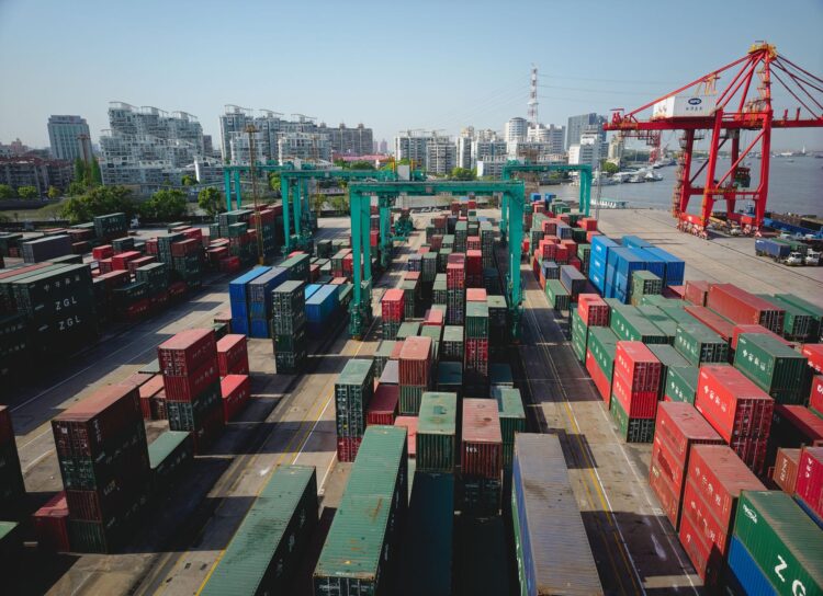 Vista aérea d una terminal de contenedores del puerto de Shanghai (China) en una imagen de archivo EFE/EPA/ALEX PLAVEVSKI