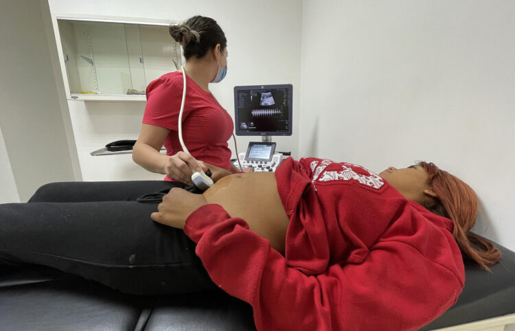 Personal de salud, realiza un ultrasonido a una paciente este jueves, en una unidad médica en Ciudad Juárez, Chihuahua (México). EFE/ Luis Torres.