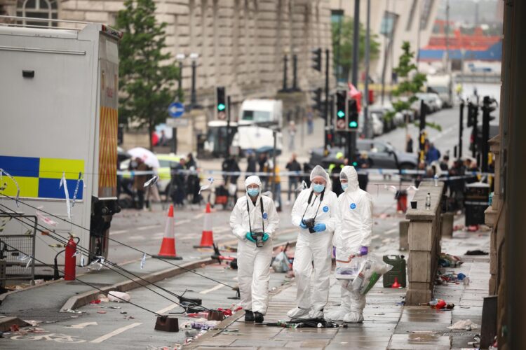 Oficiales forenses en el lugar donde un coche colisionó con personas durante el desfile del trofeo del Liverpool FC en el centro de la ciudad de Liverpool, Gran Bretaña, 27 de mayo de 2025. Un hombre británico de 53 años ha sido detenido tras la colisión con varios peatones durante el desfile de la victoria del Liverpool FC, según la Policía de Merseyside.  (Reino Unido) EFE/EPA/ADAM VAUGHAN
