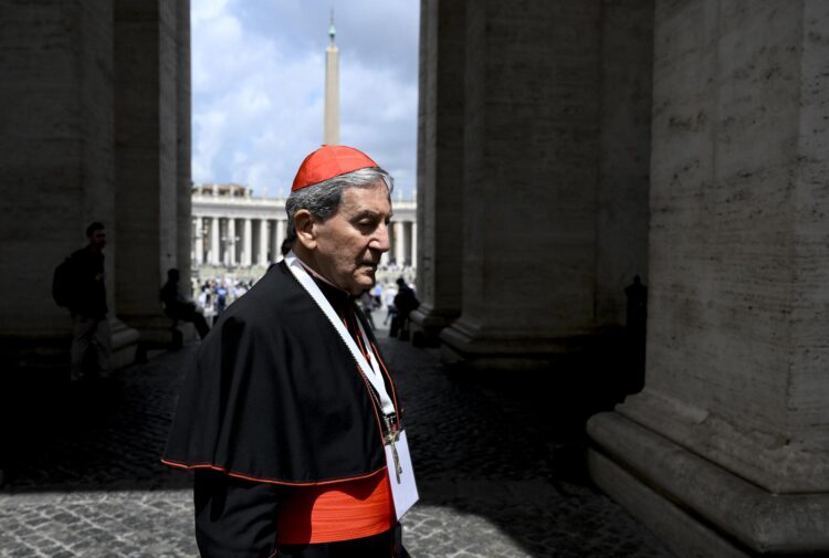 El cardenal Rubén Salazar Gómez camina por la Plaza de San Pedro para la reunión de la Congregación General de Cardenales, en la Ciudad del Vaticano, este lunes. 
EFE/ Riccardo Antimiani