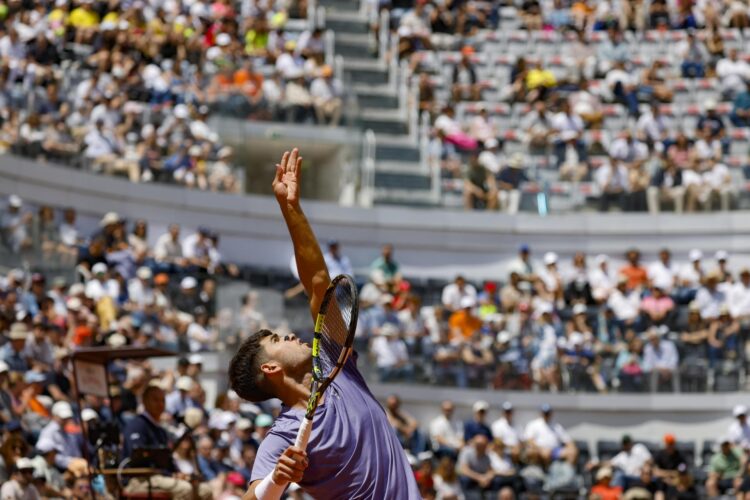El español Carlos Alcaraz durante el partido ante el serbio Dusan Lajovic. EFE/FABIO FRUSTACI