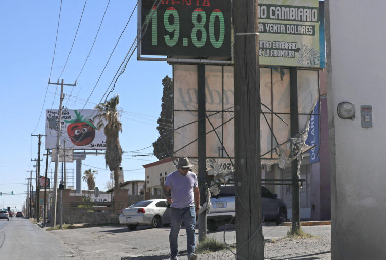 Fotografía de archivo de una persona que camina frente a una casa de cambio en Ciudad Juárez, estado de Chihuahua (México). EFE/Luis Torres