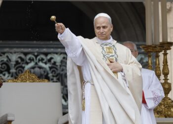León XIV recibe conmovido el palio y el Anillo del Pescador, símbolos del poder pontificio