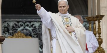 León XIV recibe conmovido el palio y el Anillo del Pescador, símbolos del poder pontificio