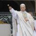 León XIV recibe conmovido el palio y el Anillo del Pescador, símbolos del poder pontificio