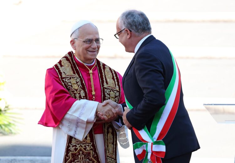 El papa León XIV recibe el homenaje de la ciudad de Roma y de su alcalde, Roberto Gualtieri, a los pies de la escalinata del Campidoglio, que conduce al Ayuntamiento. EFE/EPA/Alessandro di Meo