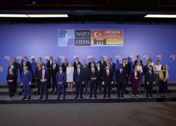 Los ministros de la OTAN reprochan a Putin que no vaya a Turquía a negociar la paz con Ucrania