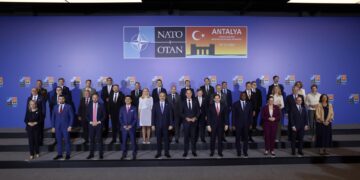 Los ministros de la OTAN reprochan a Putin que no vaya a Turquía a negociar la paz con Ucrania