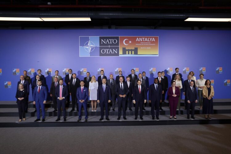(Fila delantera) El secretario general de la OTAN, Mark Rutte (C), el ministro de Asuntos Exteriores turco, Hakan Fidan (5-I), el secretario de Asuntos Exteriores británico, David Lammy (4-D), el secretario de Estado estadounidense, Marco Rubio (5-D) y otros participantes posan durante una reunión informal de Ministros de Asuntos Exteriores de la Organización del Tratado del Atlántico Norte, en Antalya, Turquía, el 15 de mayo de 2025. EFE/EPA/ERDEM SAHIN