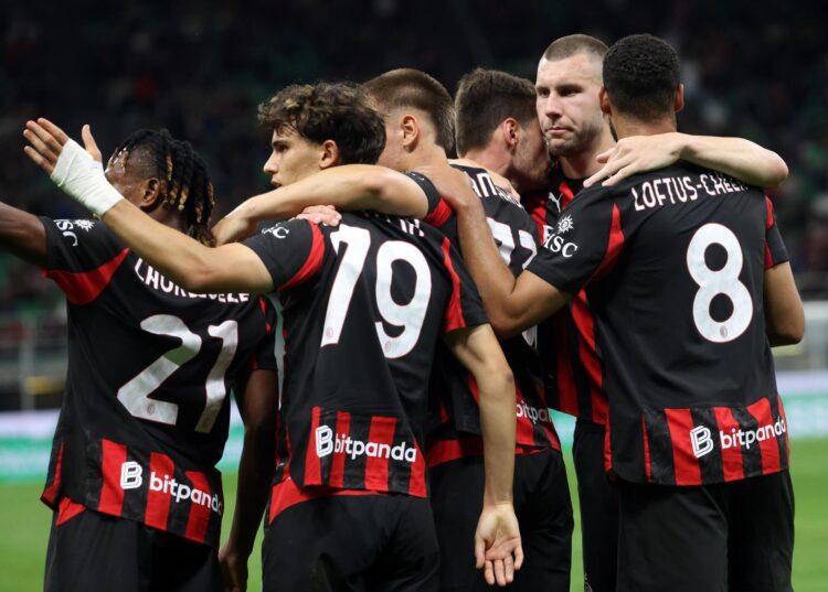 Matteo Gabbia celebra el 1-0 con sus compañeros durante el partido de fútbol de la Serie A italiana entre su equipo y el Monza. EFE/EPA/MATTEO BAZZI
