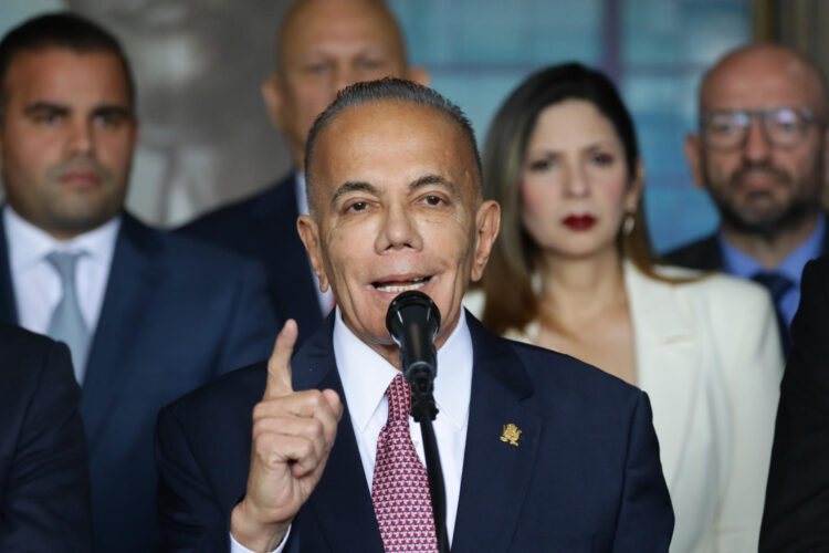 El gobernador opositor venezolano Manuel Rosales en una foto de archivo. EFE/ Ronald Peña R.