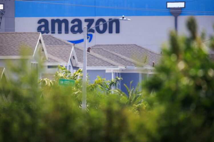 El logotipo de Amazon se ve detrás de un vecindario en Miami, Florida, EE.UU., en una fotografía de archivo. EFE/CRISTOBAL HERRERA-ULASHKEVICH
