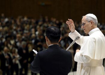 León XIV pide a la curia que trabaje sin prejuicios y con una buena dosis de humor