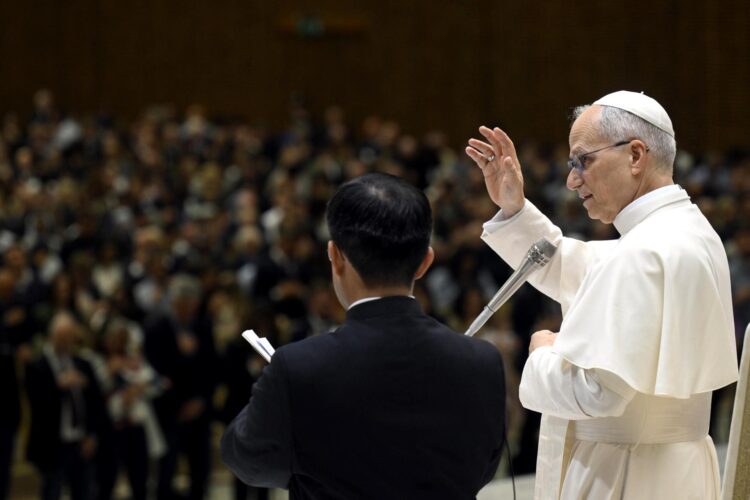 Una imagen proporcionada por el Vaticano muestra al papa León XIV durante una audiencia con funcionarios y empleados de la curia romana, en la Ciudad del Vaticano, el 24 de mayo de 2025. EFE/EPA/VATICAN MEDIA HANDOUT USO EDITORIAL SOLAMENTE/NO VENTAS