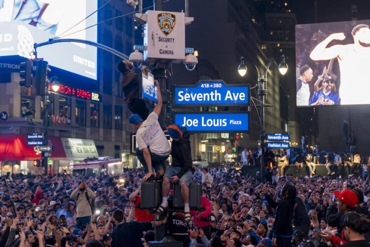 Seguidores de los Knicks celebran el triunfo de su equipo este viernes en Nueva York y la clasificación a su primera final del Este en 25 años. EFE/ Ángel Colmenares