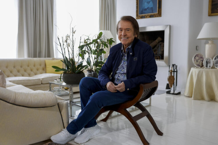 El cantante español Raphael en una entrevista con EFE, solo cuatro meses y medio después de su hospitalización y listo para recuperar su agenda profesional. EFE/ Juan Carlos Hidalgo