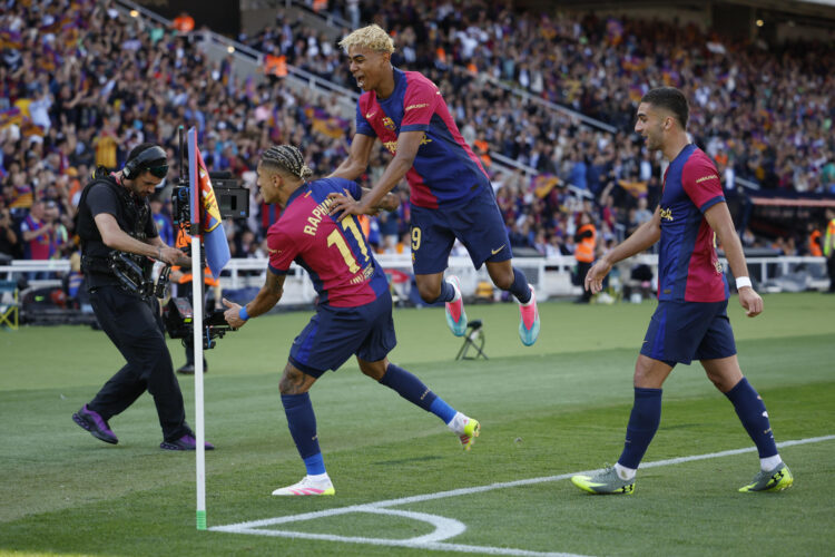 -El delantero del Barcelona Raphinha celebra su segundo gol contra el Real Madrid con Lamine Yamal, durante el partido de la jornada 35 de LaLiga EA Sports entre el Barcelona y el Real Madrid, este domingo en el Estadi Olímpic Lluís Companys.-EFE/ Alberto Estévez