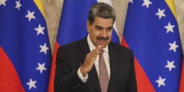 Maduro llama al chavismo a ganar «lo comunicacional» en elecciones del domingo