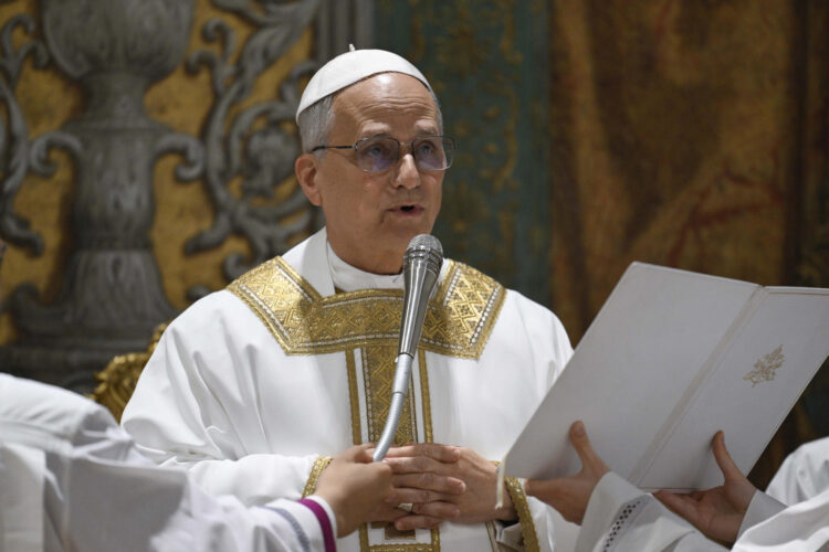 El papa León XIV oficia este viernes, su primera misa en la Capilla Sixtina ante los 133 cardenales que este jueves le eligieron en la cuarta votación en el cónclave. EFE/ Dicasterio para la Comunicación del Vaticano