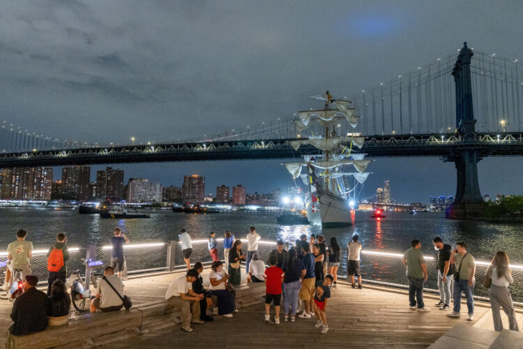 Personas observan el buque escuela mexicano Cuauhtémoc junto al puente de Brooklyn. EFE/ Angel Colmenares