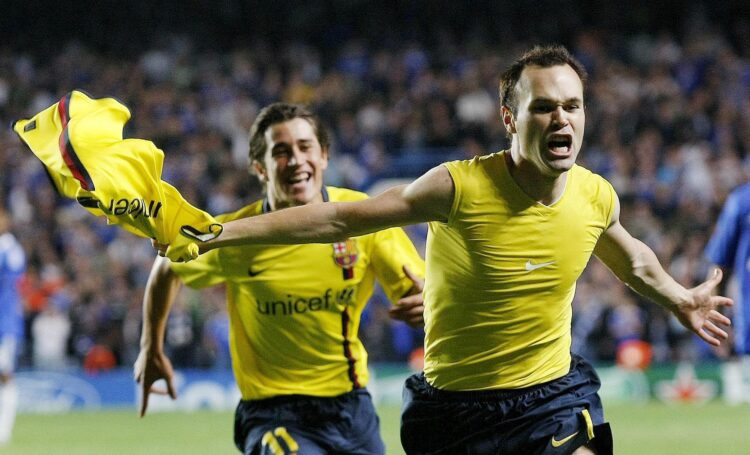 El centrocampista del F. C. Barcelona, Andrés Iniesta (d) y su compañero Bojan, celebran el gol que les dio el pase a la final de la liga de campeones en Stamford Bridge el 6 de mayo de 2009.. EFE / Felipe Trueba.