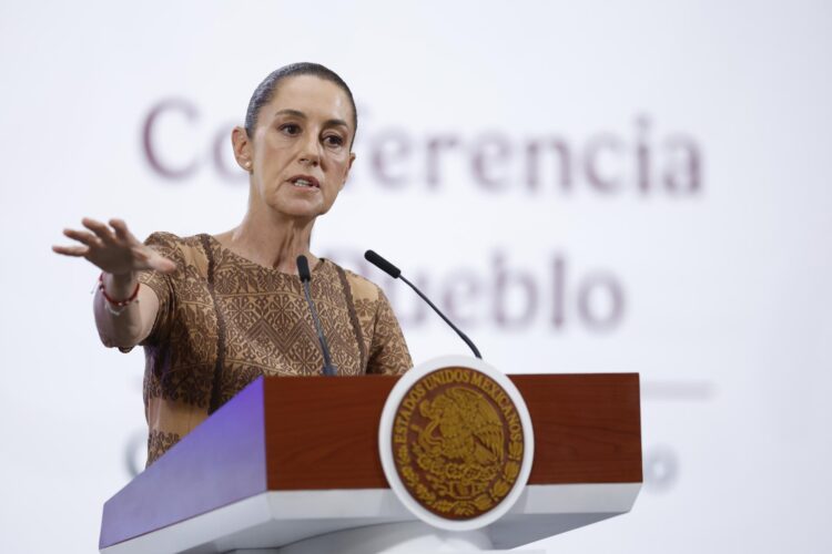 La presidenta de México, Claudia Sheinbaum, habla durante su rueda de prensa matutina este viernes, en Palacio Nacional de Ciudad de México (México). EFE/ Sáshenka Gutiérrez