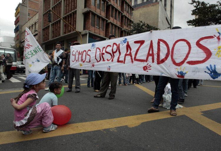 Footgrafía de archivo de una protesta de desplazados en Bogotá (Colombia). EFE/Mauricio Dueñas