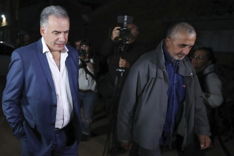El presidente de Uruguay, Yamandú Orsi (i), llega a la casa del expresidente de Uruguay José Mujica este martes, en Montevideo (Uruguay). EFE/ Raúl Martínez