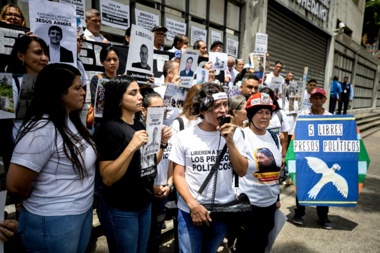 Personas participan en una manifestación este 7 de mayo de 2025, frente a la embajada de Brasil, en Caracas (Venezuela). EFE/ Miguel Gutiérrez