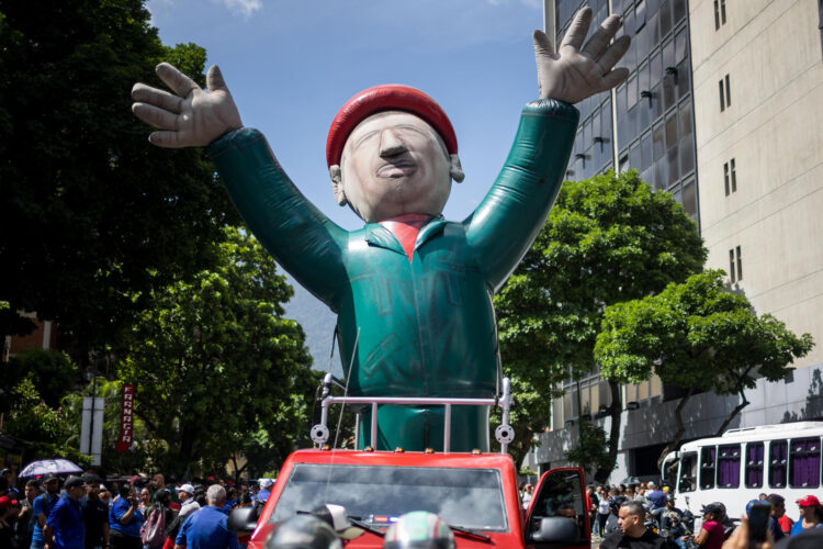Fotografía de un inflable con la imagen del fallecido presidente de Venezuela, Hugo Chávez, durante un acto de cierre de campaña en Caracas (Venezuela) para los comicios regionales y parlamentarios de este domingo. EFE/ Miguel Gutiérrez