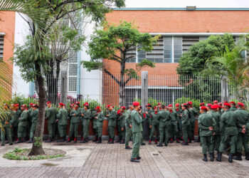 Abren los centros de voto en Venezuela para las elecciones regionales y legislativas