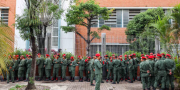 Abren los centros de voto en Venezuela para las elecciones regionales y legislativas