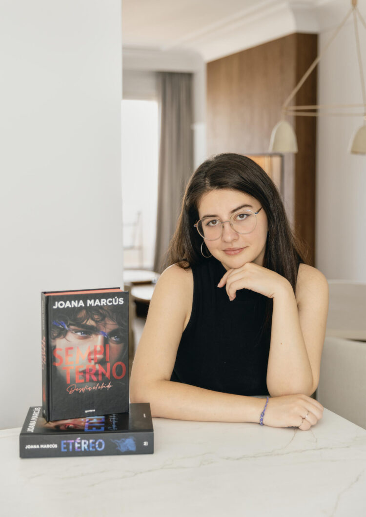 La española Joana Marcús, escritora juvenil superventas con un currículo de 24 libros con 24 años y un millón de seguidores y fans de sus historias de romance y fantasía, posa con sus dos últimas novelas: 'Etéreo' y 'Sempiterno', con la que cierra la bilogía 'Extraños'. En entrevista con EFE, la prolífica autora asegura que "la página en blanco" nunca fue un problema: "Siempre hay historias activas en mi cabeza". EFE/ Random House/SOLO USO EDITORIAL/SOLO DISPONIBLE PARA ILUSTRAR LA NOTICIA QUE ACOMPAÑA (CRÉDITO OBLIGATORIO)