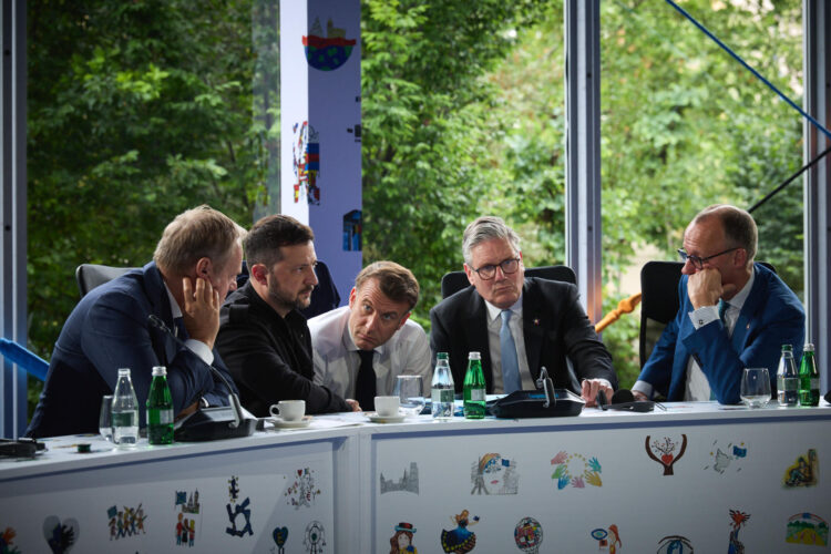 El presidente de Ucrania, Volodímir Zelenski (2i), se reúne con el canciller alemán, Friedrich Merz (d), el primer ministro del Reino Unido, Keir Starmer (2d), el presidente francés, Emmanuel Macron (c), y el primer ministro polaco, Donald Tusk (i), con motivo de la reunión de la Comunidad Política Europea (CPE) celebrada este viernes en Tirana (Albania). Zelenski pidió hoy ante los líderes de la CPE una reacción que incluya sanciones a los sectores energético y bancario rusos si la delegación enviada por el Kremlin a Estambul para negociar con Kiev no acepta declarar un alto el fuego de al menos 30 días. EFE/ Zelenski vía X SÓLO USO EDITORIAL / SÓLO DISPONIBLE PARA ILUSTRAR LA NOTICIA QUE ACOMPAÑA (CRÉDITO OBLIGATORIO)