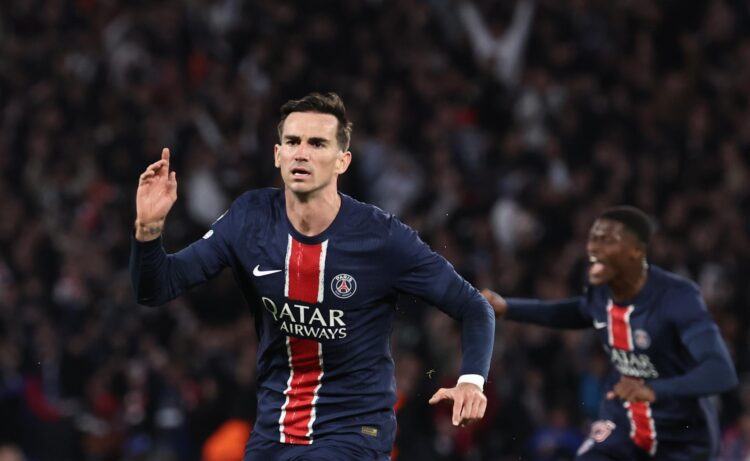 El jugador español del PSG Fabian Ruiz celebra el 1-0 durante el partido de vuelta de la UEFA Champions League jugado en el Parque de los Príncipes en París, Francia. EFE/EPA/CHRISTOPHE PETIT TESSON