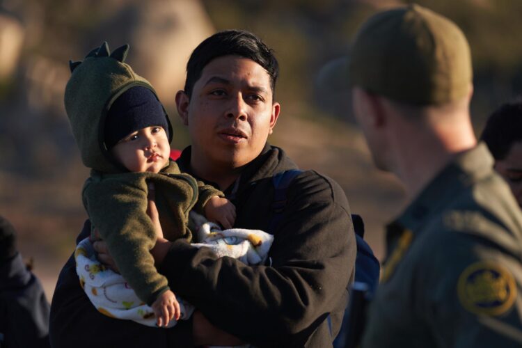 Fotografía de archivo de un hombre y su bebé en la zona fronteriza de Jacumba, California (EE.UU.). EFE/EPA/ALLISON DINNER