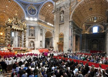 El cardenal decano pide «el papa que la humanidad necesita en este momento tan difícil»