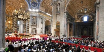 El cardenal decano pide «el papa que la humanidad necesita en este momento tan difícil»