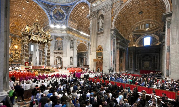 Cardenales y fieles asisten a la misa 'Pro eligendo pontifice', antes del inicio del cónclave, en la Basílica de San Pedro en el Vaticano, 7 de mayo de 2025. EFE/EPA/ALESSANDRO DI MEO