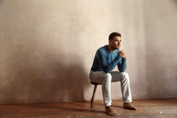 Fotografía sin fechar cedida este jueves, donde se observa la cantante mexicano Carlos Rivera, mientras posa durante una sesión fotográfica en la Ciudad de México (México). EFE/David Suárez/