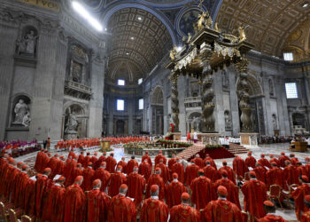 Comienza la procesión de los cardenales a la Capilla Sixtina para el inicio del cónclave