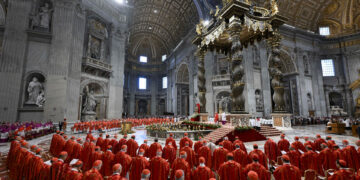 Comienza la procesión de los cardenales a la Capilla Sixtina para el inicio del cónclave